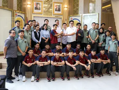 Timnas futsal Indonesia, berfoto bersama dengan Menpora Dito Ariotedjo dan Wamen Taufik Hidayat saat acara audiensi yang berlangsung di Kemenpora, Senayan, Jakarta, Selasa (12/11/2024) WIB. (Bola.com/Bagaskara Lazuardi)