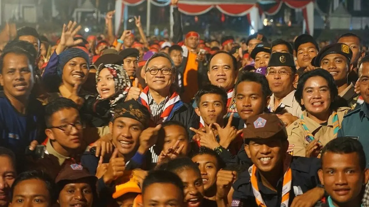 Zulkifli Hassan Bagi-Bagi Hadiah di Raimuna Nasional IX Pramuka