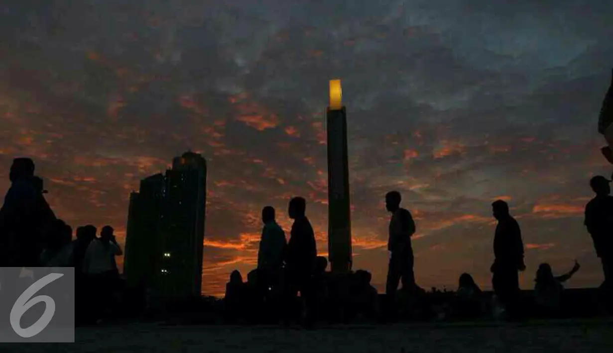 Pemandangan saat matahari terbenam di akhir 2016 di Ancol, Jakarta, Sabtu (31/12). Kawasan Ancol menjadi tempat favorit masyarakat untuk menikmati pergantian malam tahun baru 2016 menuju 2017 di Jakarta. (Liputan6.com/Angga Yuniar)