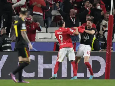 Penyerang Benfica,  Roman Yaremchuk (kanan) melakukan selebrasi setelah mencetak gol ke gawang Ajax pada pertandingan leg pertama babak 16 Liga Champions di Stadion Da Luz, Lisbon, Kamis (24/2/2022). Benfica bermain imbang atas Ajax 1-1.  (AP Photo/Armando Franca)