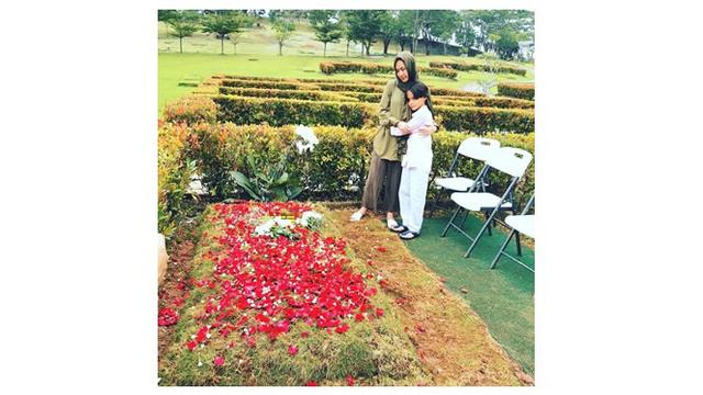 7 Potret BCL Kembali Ziarah ke Makam Ashraf Setelah Manggung, Tetap Tegar