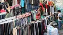 Pedagang pakaian bekas menata dagangannya di sepanjang trotoar kawasan Senen, Jakarta, Jumat (4/5). Sebagian besar pedagang merupakan korban kebakaran beberapa waktu lalu. (Liputan6.com/Immanuel Antonius)
