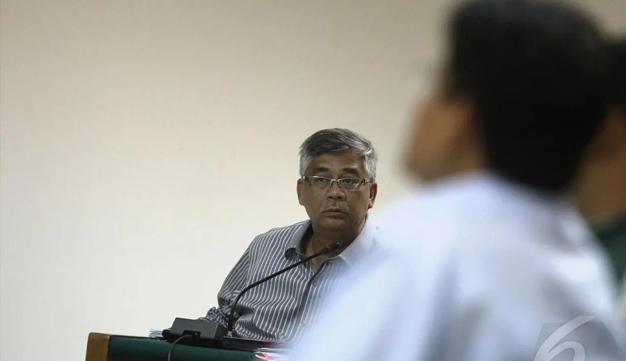 Jumlah gaji Akil yang disampaikan Janedjri itu berbeda dengan jumlah yang diterima jaksa dari penyidik. Jumlah yang diterima jaksa adalah Rp 12.257.141.950. Ada selisih Rp 172 juta Senin (12/5/2014) (Liputan6.com/Faizal Fanani).