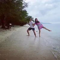 Meskipun masih menunda honeymoonnya, namun Biby mengungkapkan destinasi yang mereka pilih nanti. Pantai yang belum banyak dikunjungi orang lain menjadi lokasi bulan madu yang diinginkan keduanya. (Instagram/bibyalraen13)