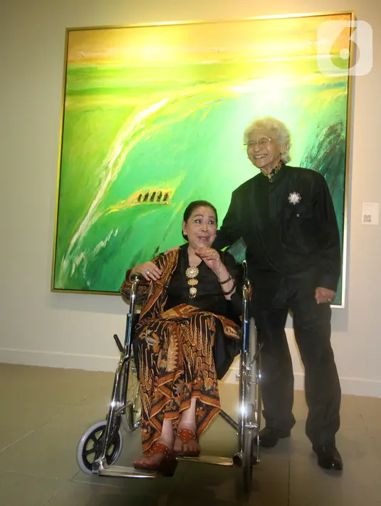 Pelukis Man x Universe Srihadi Soedarsono didampingi istri foto bersama pada pameran tunggal Srihadi Soedarsono - Man x Universe di Galeri Nasional, Jakarta, Rabu (11/3/2020). Pameran tunggal yang menampilkan 44 lukisan bentang alam diproduksi dalam rentang tahun 2016-2020. (Liputan6.com/HO/Andry)