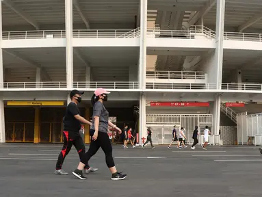 Warga melakukan aktivitas olahraga di lingkar Stadion Utama Gelora Bung Karno, Jakarta, Sabtu (6/6/2020). SUGBK dibuka kembali untuk kegiatan olahraga masyarakat dengan menerapkan protokol kesehatan pasca keputusan Pemprov DKI Jakarta menerapkan PSBB transisi. (Liputan6.com/Helmi Fithriansyah)