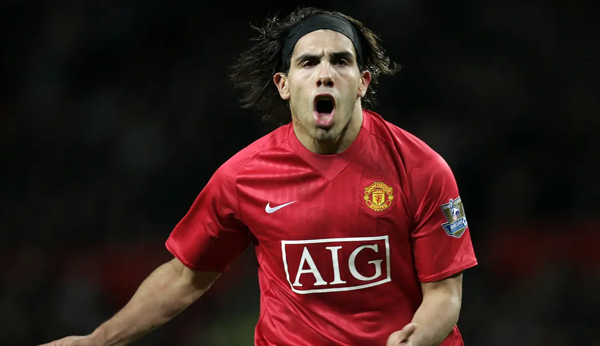 4. Carlos Tevez - Pemain asal Argentina pernah berseragam Manchester United pada tahun 2007 dengan status pemain pinjaman dari West Ham United. Tevez tampil gemilang dengan menyumbangkan 34 gol dari 99 pertandingannya bersama Manchester United. (AFP/Paul Ellis)