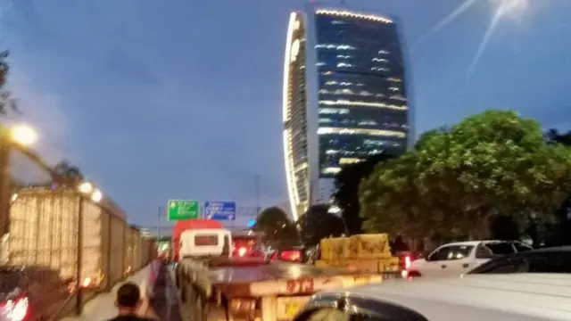 Ratusan mobil terjebak kemacetan di pintu keluar tol dan Jalan Yos Sudarso menuju Pelabuhan Tanjung Priok pada Senin sore (25/5/2026).