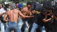 Pengunjuk rasa bentrok dengan petugas gabungan saat simulasi pengamanan Pemilu 2019 di kawasan ICE BSD, Tangsel, Banten, Jumat (8/2). Kegiatan ini dalam rangka mengantisipasi gangguan keamanan selama pelaksanaan Pemilu 2019. (Merdeka.com/Arie Basuki)