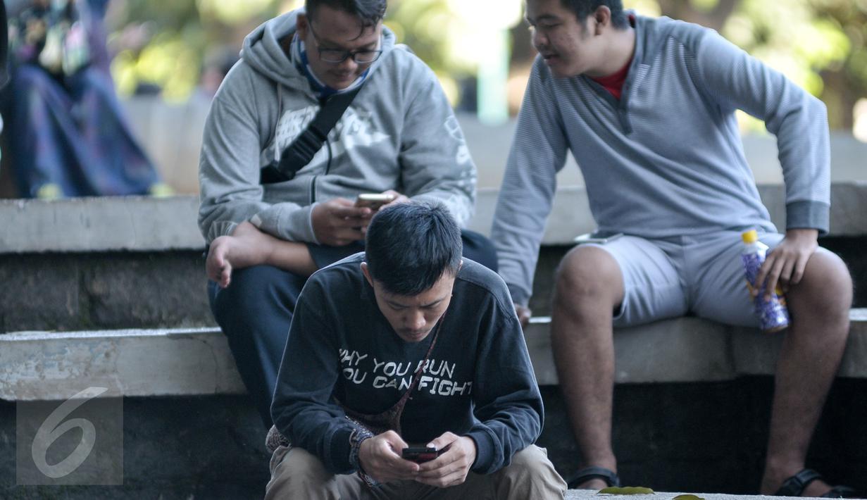 Pemain pemain game Pokemon Go berburu pokemon di area Kampus Universitas Indonesia (UI), Depok, Sabtu (6/8). Game augmented reality Pokemon Go akhirnya resmi hadir di Indonesia. (Liputan6.com/Yoppy Renato)