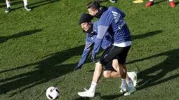 Pemain Real Madrid, Cristiano Ronaldo, berebut bola dengan Fabio Coentrao, saat latihan perdana di tahun 2017. Pada babak 16 besar Piala Raja, Madrid akan menghadapi Sevilla. (EPA/Chema Moya)