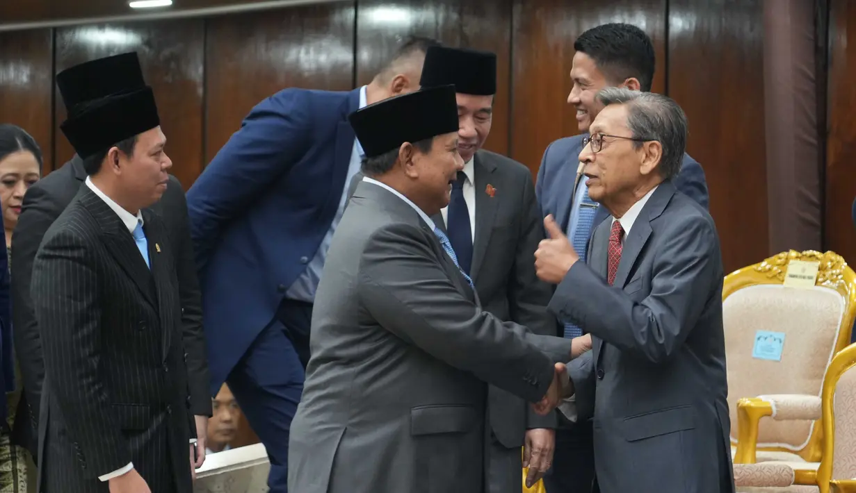 Presiden Prabowo Subianto berbincang dengan Wapres ke-11 Boediono usai menyampaikan Pidato Kenegaraan di gedung parlemen di Jakarta, Indonesia, Jumat, 14 Agustus 2026.(DPR RI)