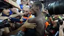 Ekspresi pemain Prancis, Paul Pogba  saat  merayakan kemenangan bersama suporter usai  laga semifinal piala Eropa 2016 di Stade Velodrome, Marseille, (7/7/2016). (AFP/Valery Hache)