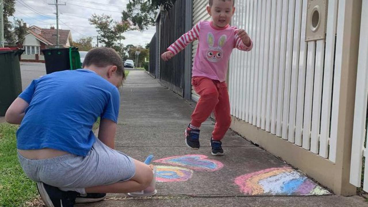 Max, menggambar pelangi yang dilihat oleh adiknya, Lenny, di kawasan Essendon, Melbourne. (Supplied: Dian Turner)