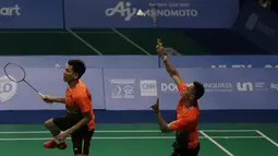 Ganda putra Indonesia, Fajar Rian / Muhammad Rian, mengembalikan kok saat melawan Aaron Chia / Soh Wooi Yik pada final beregu SEA Games 2019 di Multinlupa Sport Center, Rabu (4/12). Fajar / Rian kalah 17-21 dan 13-21. (Bola.com/M Iqbal Ichsan)