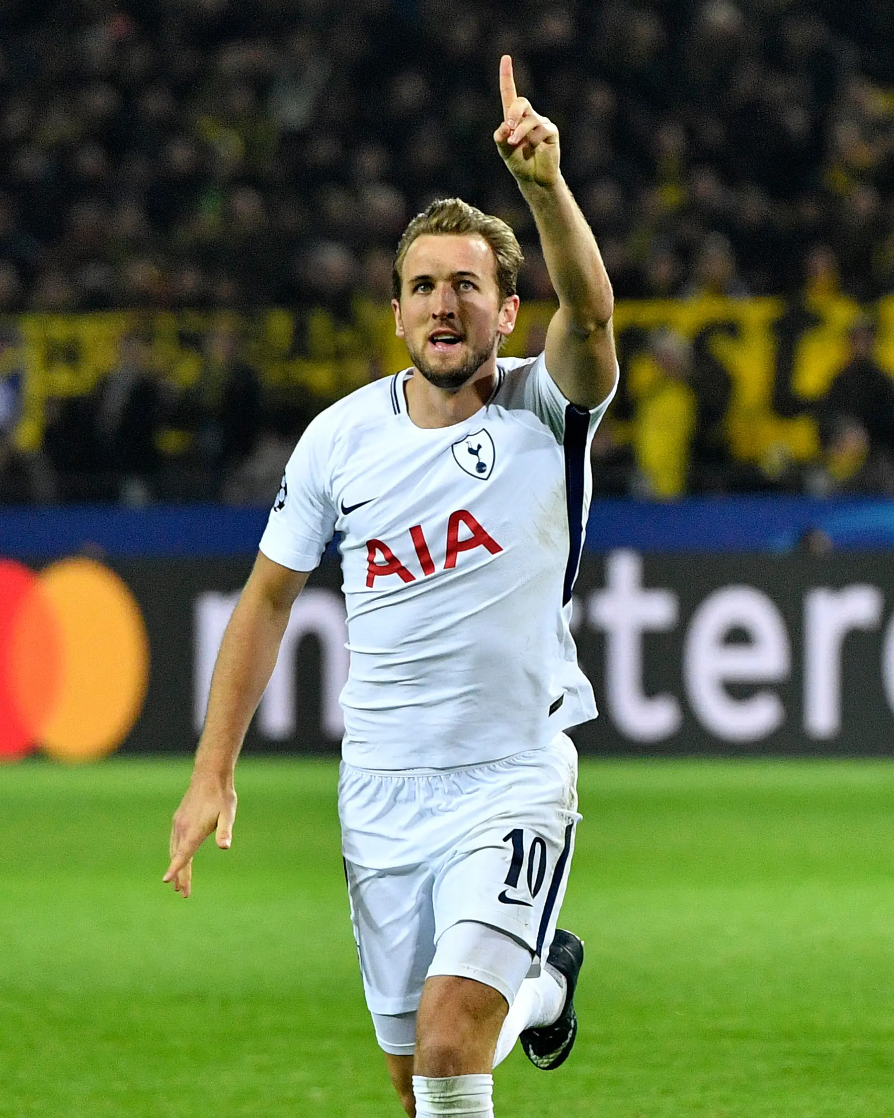 Pemain Tottenham Hotspur, Harry Kane berselebrasi setelah mencetak gol ke gawang Borussia Dortmund pada matchday kelima Liga champions Grup H di Stadion BVB, Selasa (21/11). Kane menyumbang satu gol dengan kemenangan 2-1. (AP/Petros Karadjias)