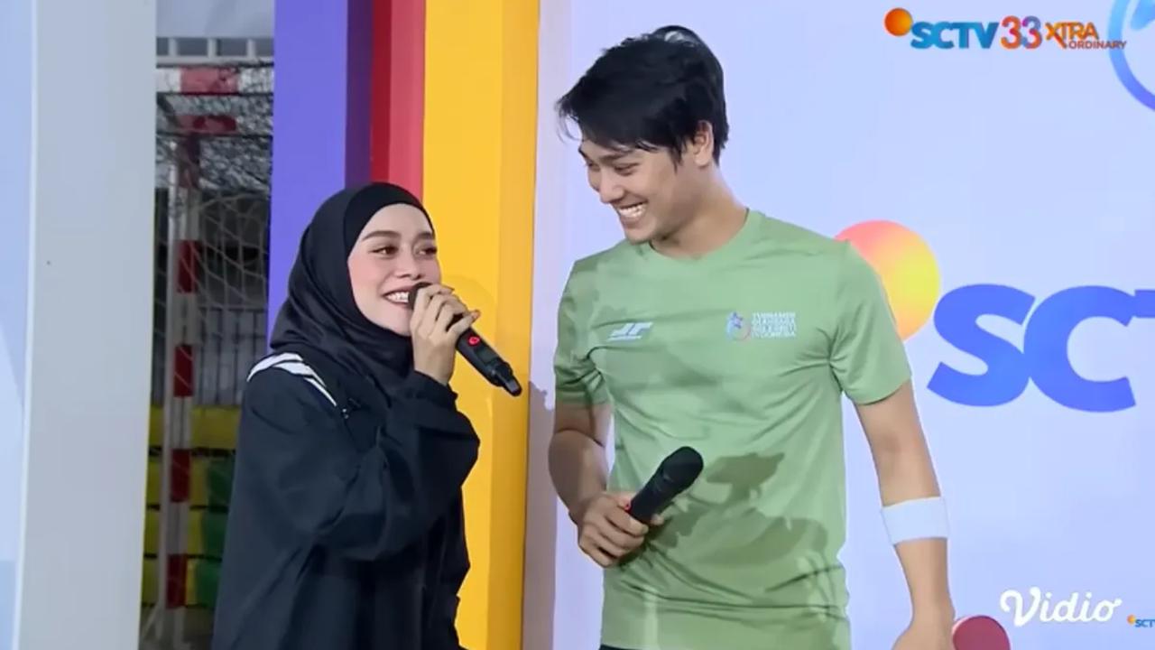 Rizky Billar pun kemudian meminta sang istri untuk menyanyikan lagu ciptaan Aldi Taher tersebut. Lesti kemudian menyanyi lagu Aldi Taher.