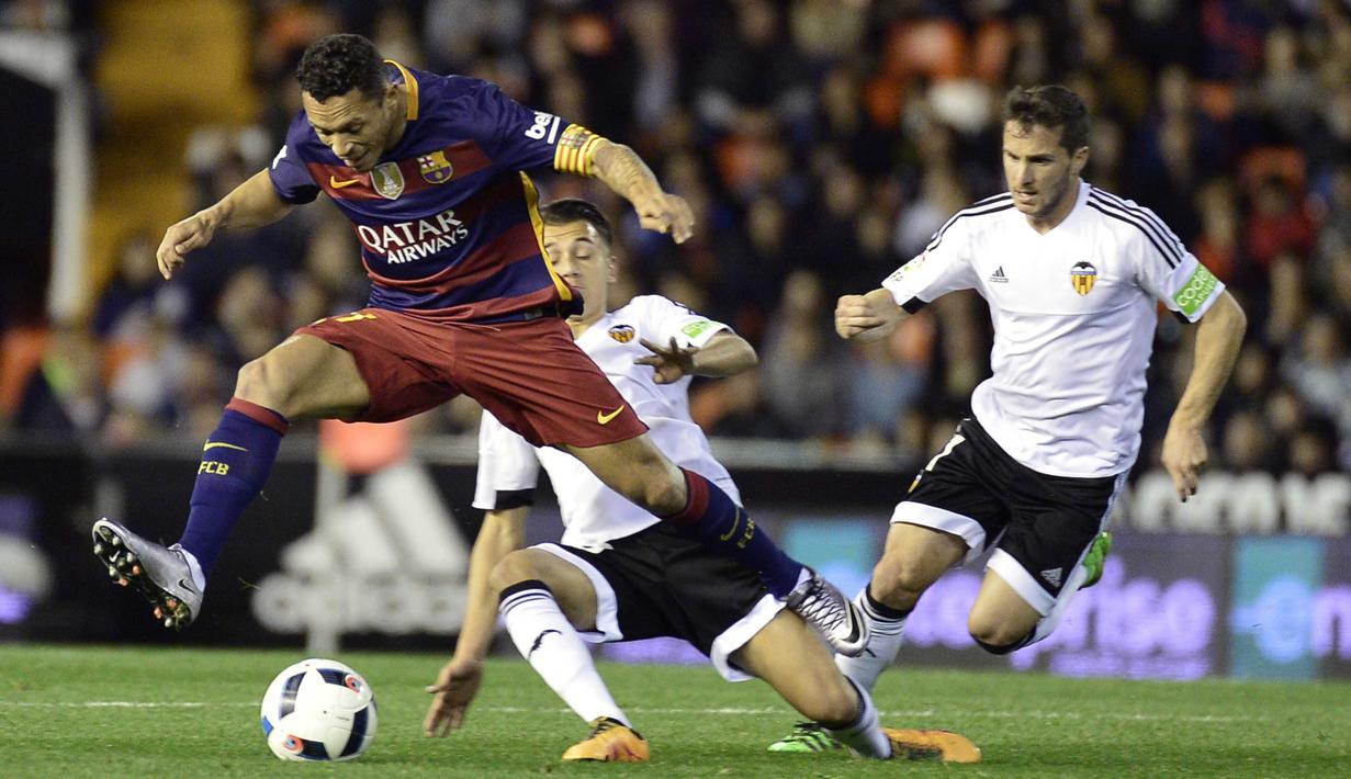 Pemain Barcelona, Adriano (kiri) menghalau bola dari kejaran para pemain Valencia pada leg kedua semifinal Copa Del Rey di Stadion Mestalla, Valencia, Kamis (11/2/2016) dini hari WIB. (AFP/Jose Jordan)