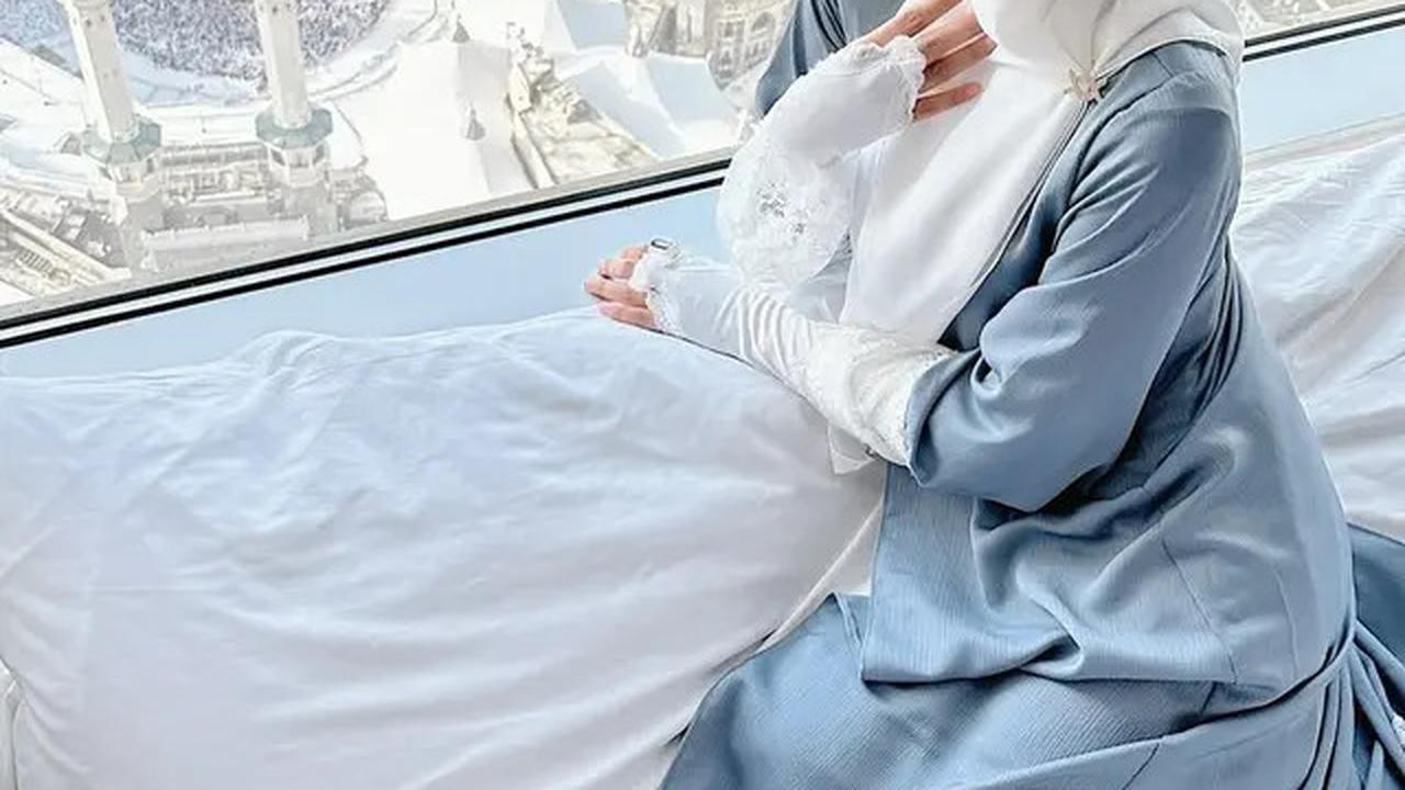 Gaya Annisa Aziza Pakai Hijab dan Baju Syar'i saat Umroh, Tampil Anggun dan Memukau