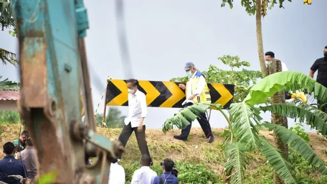 Presiden Joko Widodo (Jokowi) meninjau lokasi jebolnya Tanggul Citarum di Kampung Sumber Urip, Kecamatan Pebayuran, Kabupaten Bekasi, Jawa Barat, Rabu 24 Februari 2021.  (Dok PUPR)