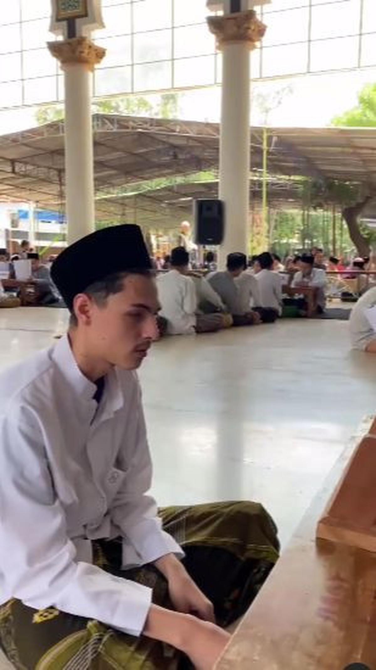"Santri asal Jerman, ikut setoran Nadzom Al Fiyah," demikian dikutip dari keterangan video.