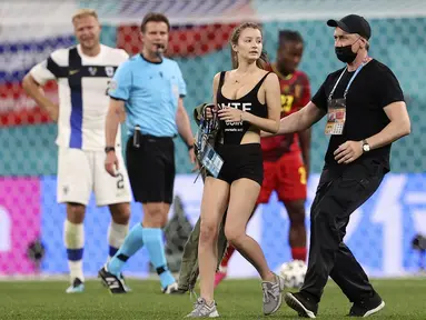 Menjelang akhir pertandingan antara Finlandia melawan Belgia pada Selasa (22/06/2021) dini hari WIB, ada suporter cantik nan seksi yang mengenakan baju serba hitam berlari ke tengah lapangan. (Foto: AP/Pool/Lars Baron)