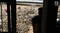 Sampah yang didominasi potongan bambu dan botol plastik menumpuk di Pintu Air Manggarai, Jakarta, Jumat (26/4). Sampah ini terbawa arus sungai Ciliwung akibat curah hujan yang tinggi di kawasan Bogor dan sekitarnya, Kamis (25/4). (Liputan6.com/Helmi Fithriansyah)