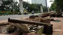 Alat kerja pertanian tergeletak di trotoar Jalan Asia Afrika, Jakarta, Selasa (24/5/2016). Pasca pembongkaran lapak pedagang tanaman pekan lalu, sisa pembongkaran masih terlihat dan membuat trotoar terlihat berantakan. (Liputan6.com/Helmi Fithriansyah)