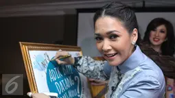 Maia Estianty membubuhkan tanda tangannya saat peluncuran buku Adik Bayi Datang Dari Mana? di Jakarta, Selasa (19/4). Buku ini diharapkan dapat memberi jawaban tentang pendidikan seks sejak dini. (Liputan6.com/Herman Zakharia)