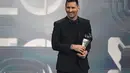 Kapten timnas Argentina, Lionel Messi tersenyum setelah menerima penghargaan Pemain Terbaik FIFA 2022 dalam ajang The Best FIFA Football Awards 2022 di Paris, Prancis, Senin (27/2/2023). Messi mengalahkan dua pesaingnya yakni Kylian Mbappe dan Karim Benzema. (AP Photo/Michel Euler)