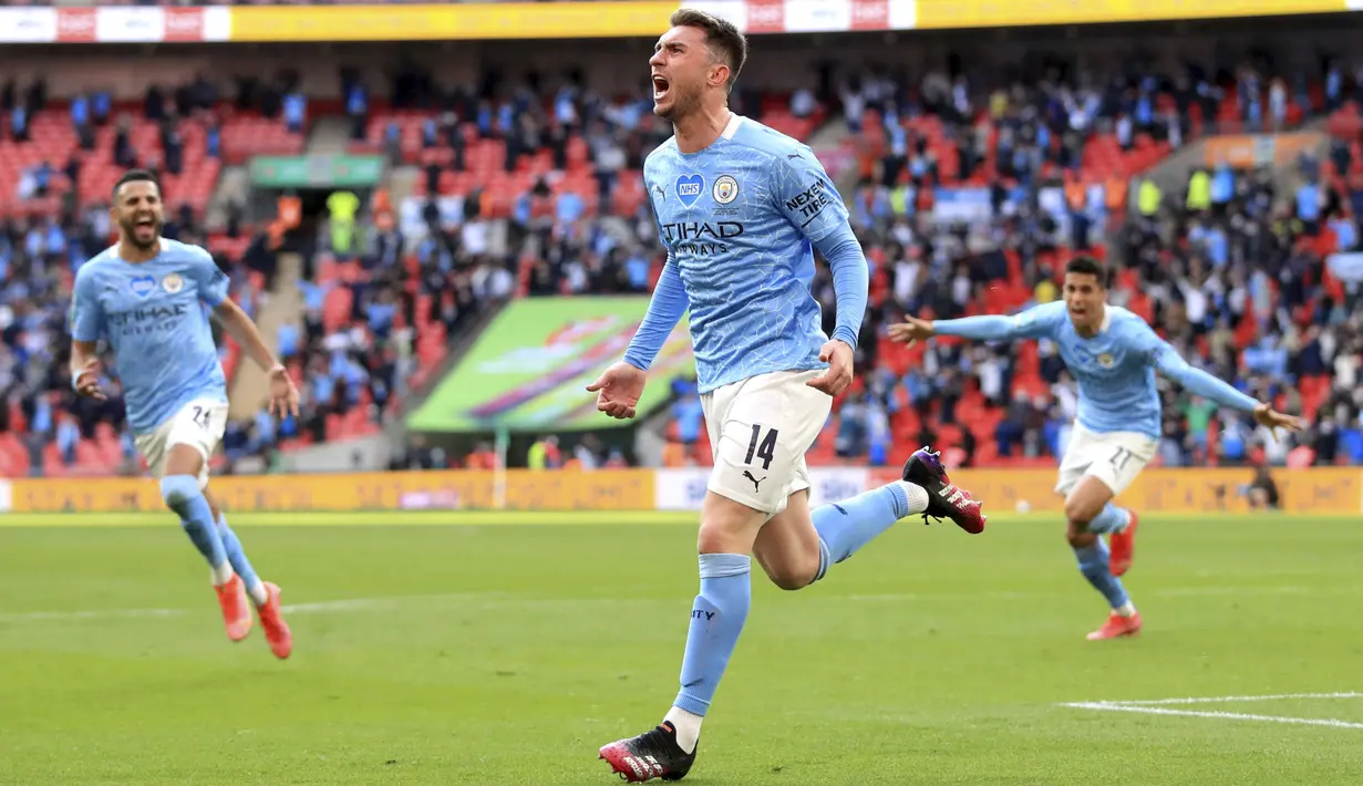 Bek Manchester City, Aymeric Laporte berselebrasi usai mencetak gol ke gawang Tottenham Hotspur pada pertandingan final Piala Liga Inggris di stadion Wembley di London, Senin (26/4/2021). City berhasil jadi juara Piala Liga Inggris untuk kali keempat secara beruntun. (Adam Davy/PA via AP)