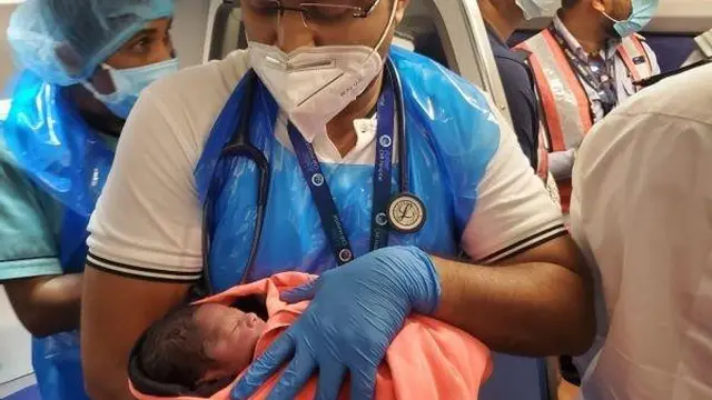 Lahir di Pesawat, Bayi Ini Dapat Penerbangan Gratis Seumur Hidup