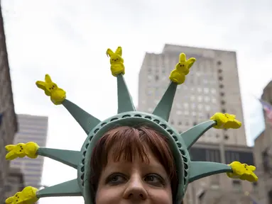 Seorang wanita mengenakan topi menyerupai patung Liberty saat menghadiri Parade Paskah dan Festival Bonnet di New York City, Minggu (5/6/2015). (Reuters / Eric Thayer)