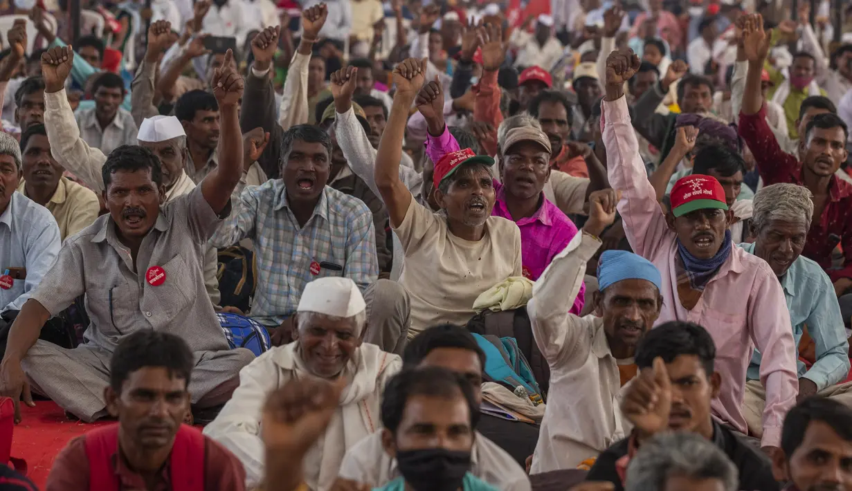 Petani meneriakkan slogan-slogan pada protes solidaritas dengan petani, di Mumbai, India, Minggu (28/11/2021). Kelompok tani menunggu undang-undang pertanian yang kontroversial untuk secara resmi ditarik selama sesi parlemen yang dijadwalkan akan dimulai Senin. (AP Photo/Rafiq Maqbool)