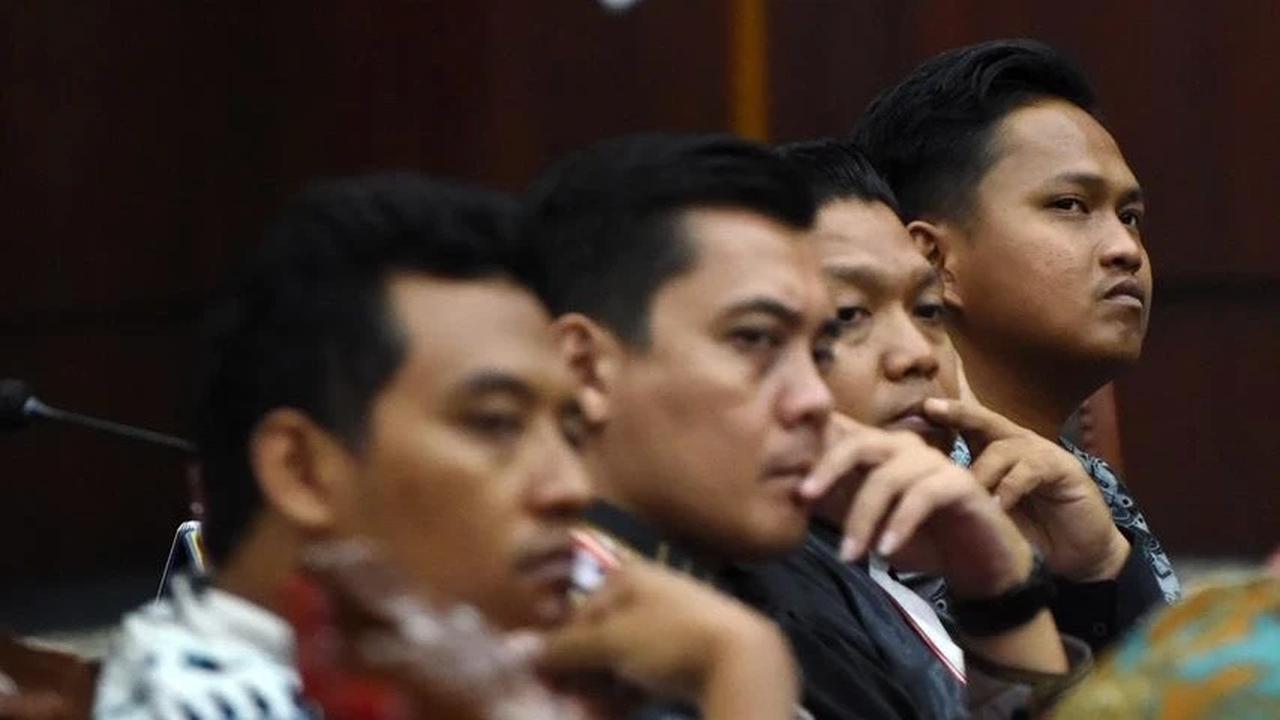 Uji materi pasal 8 UU No 40 Tahun 1999 tentang Pers diajukan oleh Ikatan Wartawan Hukum (IWAKUM).