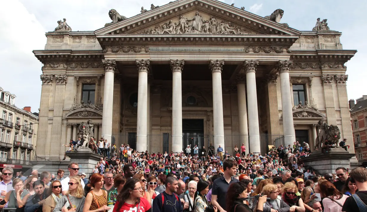 Suasana keramaian warga yang ingin melihat parade Zinneke di pusat kota Brussels, Belgia, (22/5). Parade Zinneke merupakan parade seni yang ditampilkan oleh seniman-seniman di daerah Brussels dan sekitarnya. (Arie Asona)
