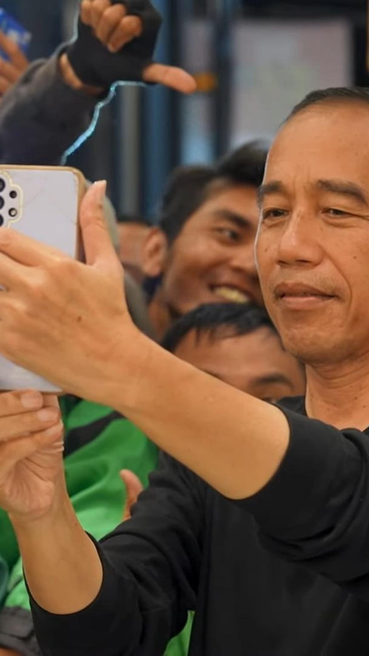 "Karena setiap mungkin dulu setiap ganti menteri ganti aplikasi. Sama di daerah, ganti gubernur ganti aplikasi, ganti kepala dinas ganti aplikasi. Orientasinya selalu proyek," katanya.