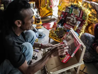 Pedagang menata parcel yang dijualnya di Cikini, Jakarta, Kamis (20/12). Menjelang perayaan Natal dan Tahun Baru 2019 penjualan parcel mengalami peningkatan hingga dua kali lipat dibanding hari biasa. (Liputan6.com/Faizal Fanani)