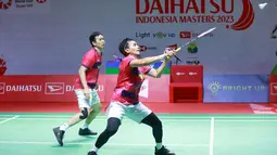 Di babak 16 besar, Mohammad Ahsan/Hendra Setiawan akan menjalani perang saudara dengan sesama wakil Indonesia, Leo Rolly Carnando/Daniel Marthin yang melangkah ke 16 besar setelah menghempaskan wakil Korea Selatan, Ko Sung-hyun/Shin Baek-cheol dengan dua game langsung 21-11, 21-16. (Bola.com/M Iqbal Ichsan)