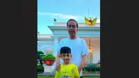 Presiden Joko Widodo (Jokowi) menghabiskan akhir pekan hari ini, Minggu (21/1/2024) dengan bermain sepak bola dengan sang cucu Jan Ethes. (Instagram @jokowi)