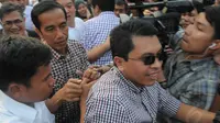 Jokowi: Mulai Hari Ini Saya Tak Pakai Atribut dan Baju Kotak-Kotak