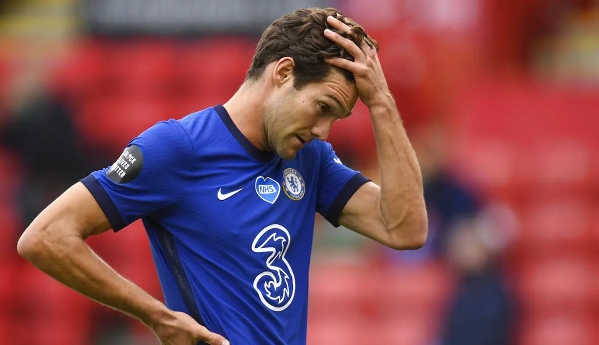 Pemain Chelsea, Marcos Alonso, tampak kecewa usai ditaklukkan Sheffield United pada laga Premier League di Stadion Bramall Lane, Sabtu (11/7/2020). Chelsea kalah tiga gol tanpa balas. (Peter Powell/Pool via AP)