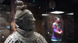 Patung prajurit terakota di Museum Shandong di Jinan, Provinsi Shandong, China timur (24/4/2020). Sebuah pameran yang menampilkan prajurit-prajurit terakota dan lebih dari 140 relik lainnya akan segera diselenggarakan di museum tersebut. (Xinhua/Zhu Zheng)