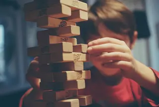 Saat bermain, tunjukkan ekspresi emosi yang tepat, seperti tersenyum saat bahagia atau menenangkan diri ketika marah. Dengan begitu, anak belajar langsung bagaimana mengekspresikan emosi secara sehat. (Foto: Michał Parzuchowski/Unsplash)