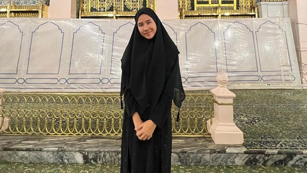 7 Potret Shenina Cinnamon Jalani Ibadah Umroh, Penampilan Berhijab Curi Perhatian