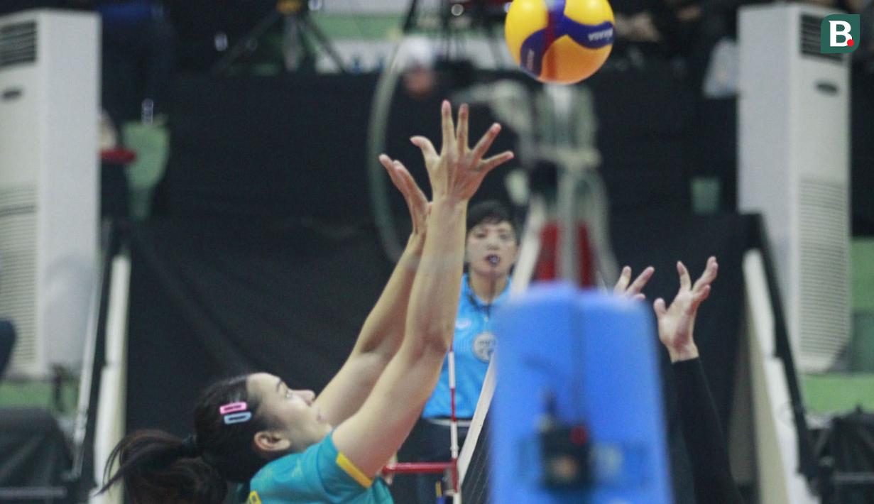 <p>Pemain Jakarta Electric PLN, Yolla Yuliana berusaha menyeberangkan bola saat menghadapi Jakarta Pertamina Enduro pada laga putaran pertama Final Four PLN Mobile Proliga 2024 di GOR Bung Tomo, Surabaya, Sabtu (6/7/2024). Jakarta Electric PLN menang 3-1 (25-23, 11-25, 25-21 dan 25-21). (Dok. PBVSI)</p>