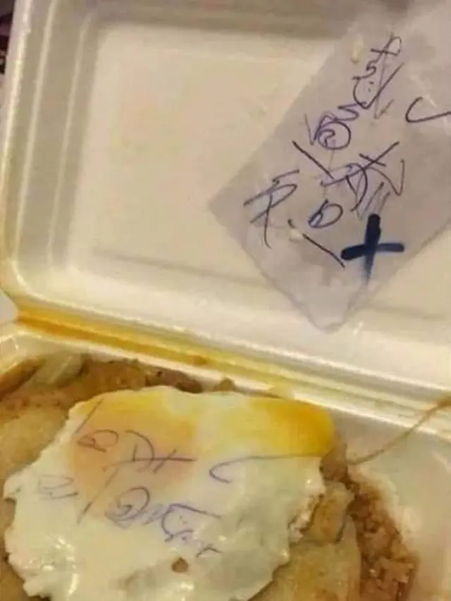 6 Momen Apes Tinta Tulisan Nempel di Makanan Ini Bikin Elus Dada