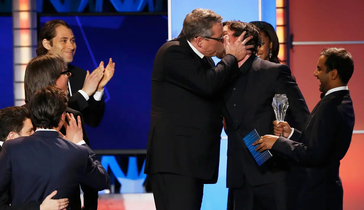 Christian Bale (kedua kanan) saat berciuman dengan Adam McKay diatas panggung Choice Critics ke-21 di Santa Monica , California, (17/1). Kejadian ini saat Adam McKay memenangkan komedi terbaik "The Big Short". (REUTERS / Mario Anzuoni)
