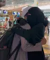 Umi Pipik membagikan momen melepas anak bungsunya Bilal Ataya untuk menempuh pendidikan di Yaman. Sebelumnya, Umi Pipik juga harus melepas putrinya Adiba Khanza yang menikah dengan pemain sepak bola Egy Maulana Vikri. [Instagram/_ummi_pipik_]