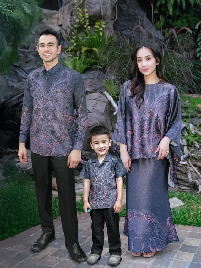 5 Potret Raffi Ahmad dan Nagita Slavina Gandeng Rayyanza Promosikan Brand Batik  (credit:instagram.com/raffinagita1717).